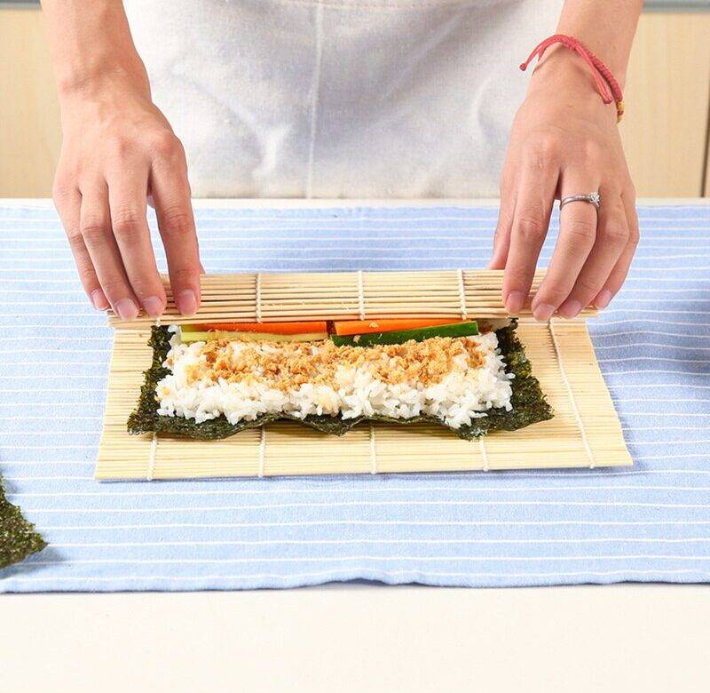 Výroba sushi / rolovací podložka na sushi