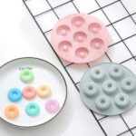 Silikonová forma na koblihy / forma na donuty, sedmimístná – 2 barvy