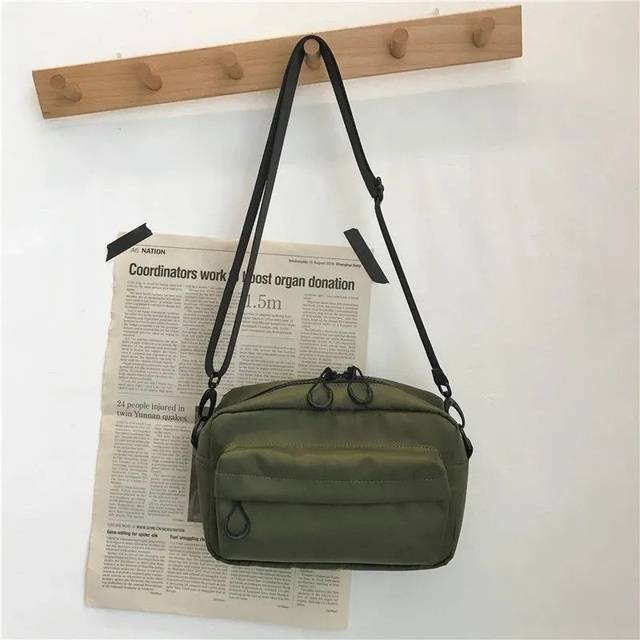 Stylová pánská taška přes rameno - Vojenská zelená, Rozměry 25 x 17 x 7 cm