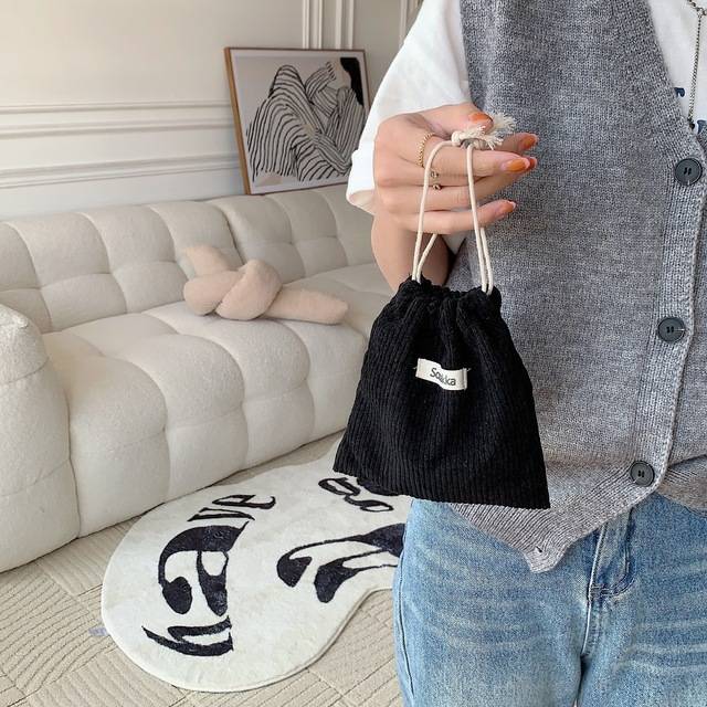 Jednoduchá minimalistická kosmetická taška - Černá
