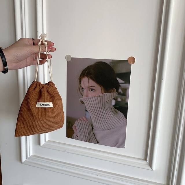 Jednoduchá minimalistická kosmetická taška - káva