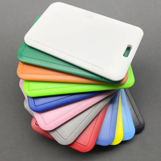 Plastové pouzdro na kreditní karty - Náhodná barva 1ks