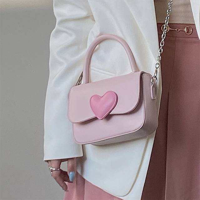 Malá kožená kabelka s motivem srdce - Růžový