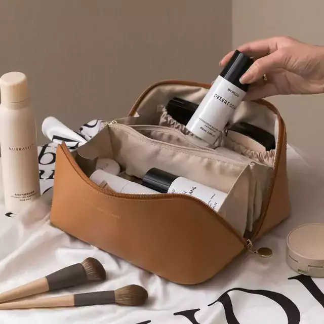 Elegantní kosmetická taška z umělé kůže - káva
