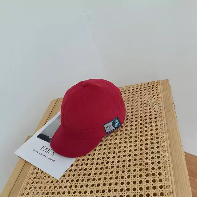 Vintage stylová čepice s kšiltem - červená