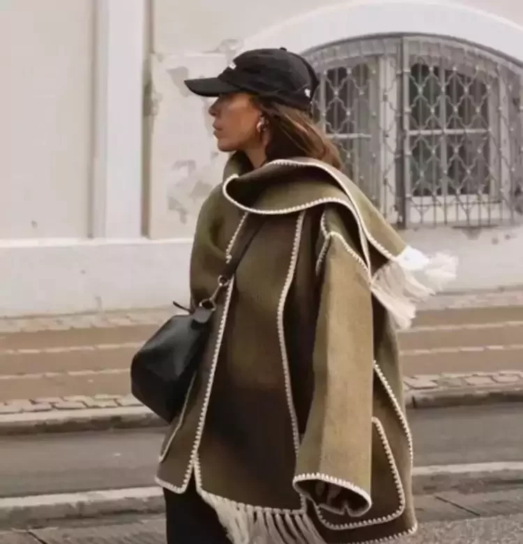 Teplý dámský kabát s šálou