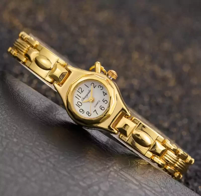 Elegantní zlaté dámské hodinky s malým ciferníkem