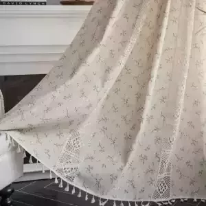Záclona s háčkovaným designem s bavlněným plátnem