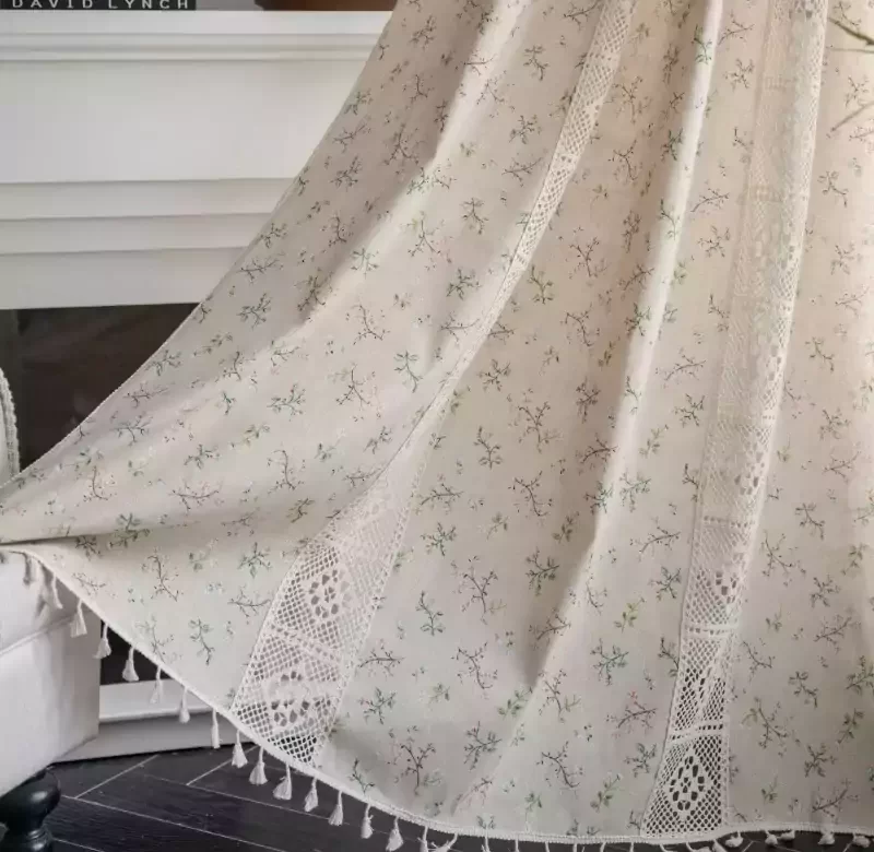 Záclona s háčkovaným designem s bavlněným plátnem