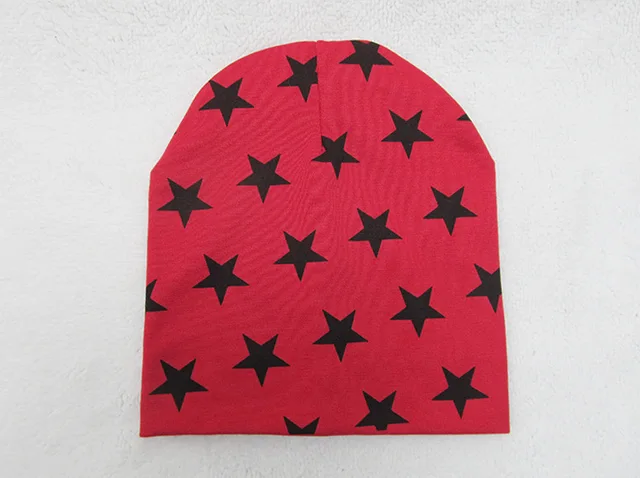 Zimní dětská čepice s hvězdičkami - Červené