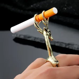 Stylový kovový prsten jako držák cigarety
