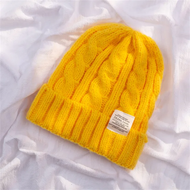 Teplá vlněná dámská zimní pletená čepice - Žlutá