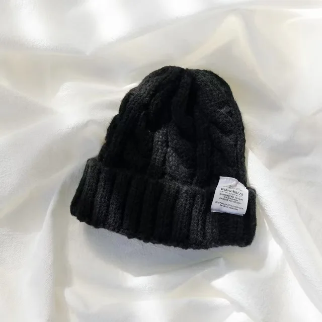 Teplá vlněná dámská zimní pletená čepice - Černá