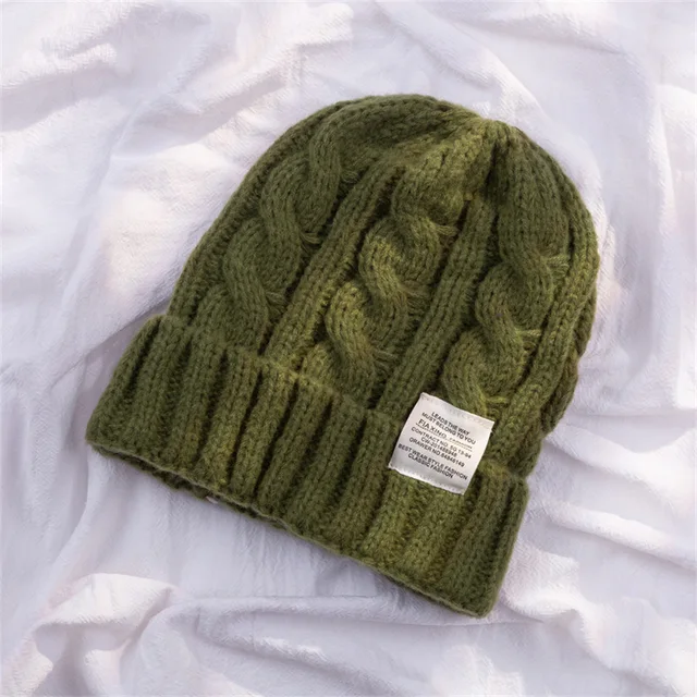 Teplá vlněná dámská zimní pletená čepice - vojenská zelená