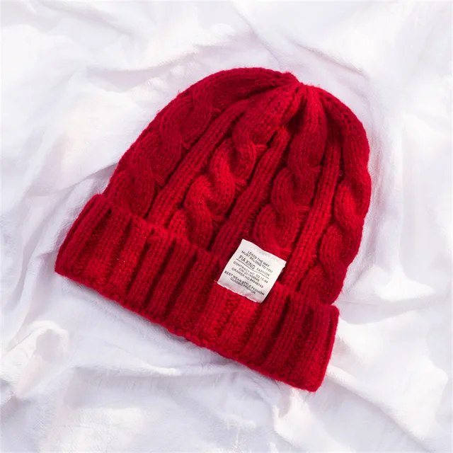 Teplá vlněná dámská zimní pletená čepice - Červené