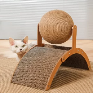 Dřevěné kočičí škrabadlo s interaktivní hračkou