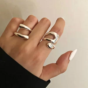 Stylové prsteny s geometrickým designem