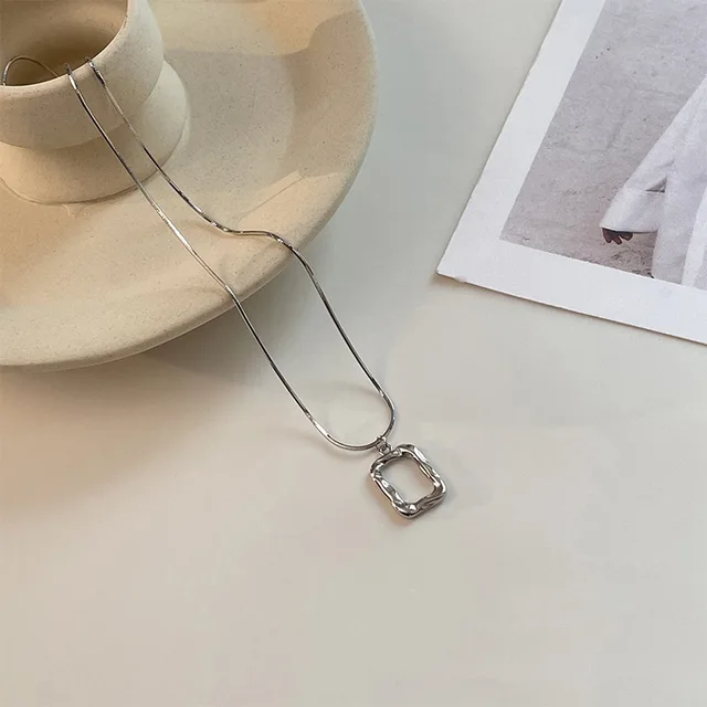 Elegantní náhrdelník s přívěskem - 9
