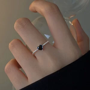 Nastavitelný dámský prsten s motivem srdce