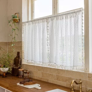 Krátká krajková záclona do kuchyně s třásněmi | bytový textil
