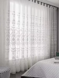 Bílé voálové záclony s vyšívaným květinovým motivem | hotové záclony bytový textil