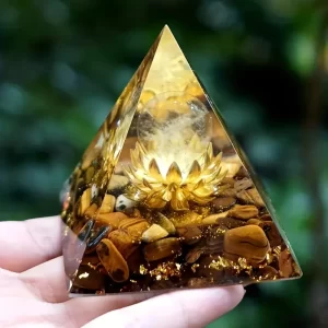 Orgonitová pyramida z tygřího oka s motivem lotosu | energetický krystal, harmonizační dekorace